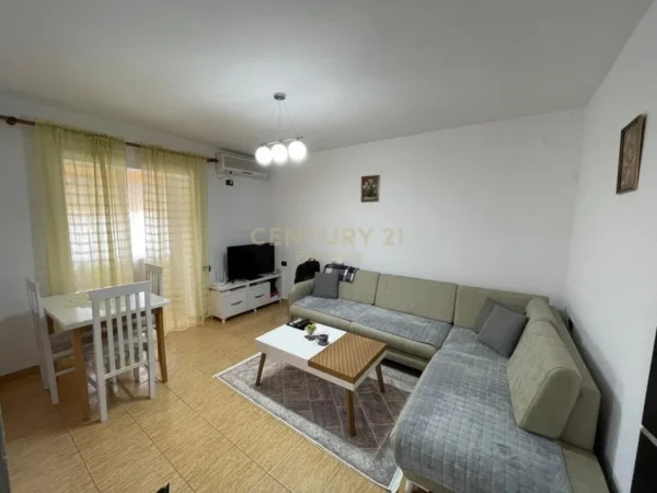Tirane, jepet me qera apartament 1+1 Kati 4, 90 m² 450 € (Ali demi)