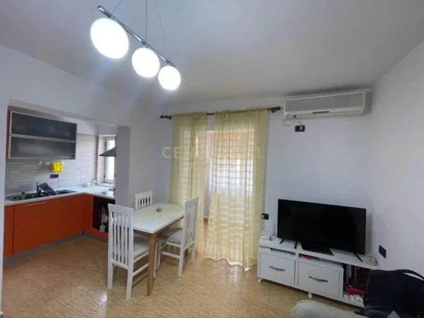 Tirane, jepet me qera apartament 1+1 Kati 4, 90 m² 450 € (Ali demi)