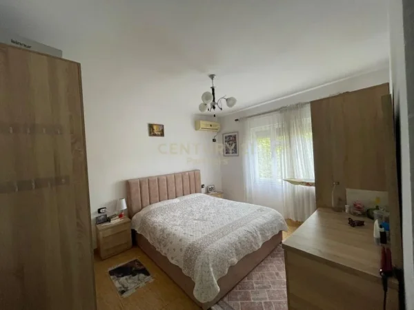 Tirane, jepet me qera apartament 1+1 Kati 4, 90 m² 450 € (Ali demi)