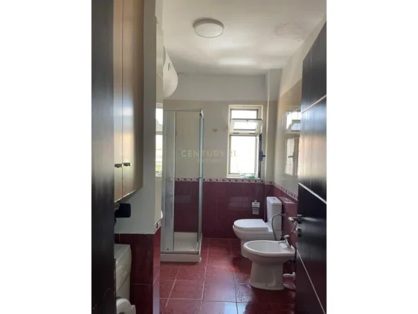 Tirane, jepet me qera apartament 1+1 Kati 4, 90 m² 450 € (Ali demi)