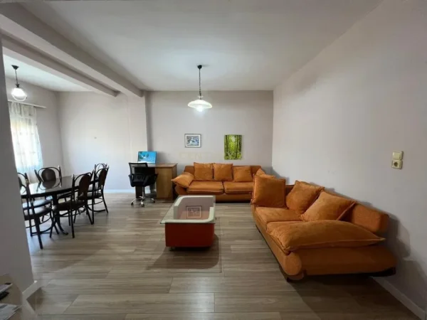 Tirane, jepet me qera apartament 1+1 Kati 2, 90 m² 600 € (Rruga e kavajes)