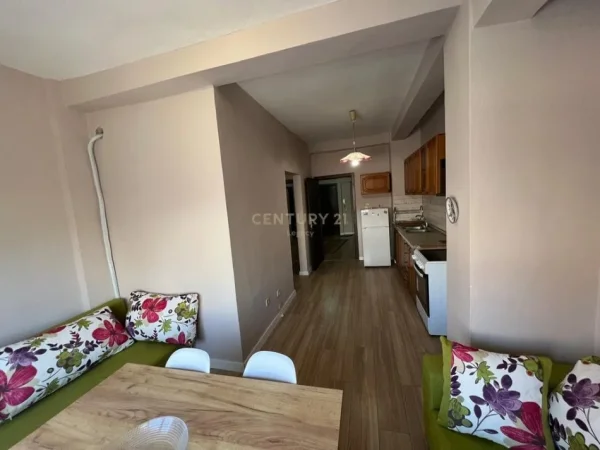 Tirane, jepet me qera apartament 1+1 Kati 2, 90 m² 600 € (Rruga e kavajes)