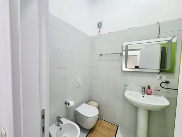 Tirane, jepet me qera Vile 3 Katshe Kati 1, 300 m² 1.700 € (Rezidenca Kodra e diellit 2)