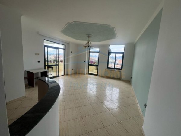 Tirane, jepet me qera apartament 2+1+Ballkon Kati 8, 121 m² 650 € (Ish-Ekspozita)