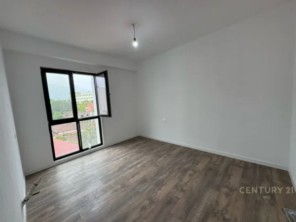 Tirane, jepet me qera ambjent biznesi Kati 3, 117 m² 600 € (Rruga e Dibres)
