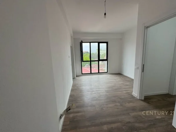 Tirane, jepet me qera ambjent biznesi Kati 3, 117 m² 600 € (Rruga e Dibres)