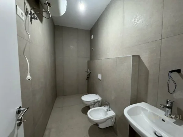 Tirane, jepet me qera ambjent biznesi Kati 3, 117 m² 600 € (Rruga e Dibres)