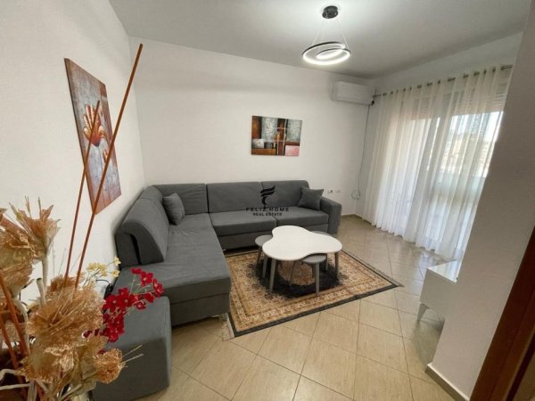 Tirane, jepet me qera apartament 1+1+Ballkon Kati 4, 70 m² 550 € (SELVIA)