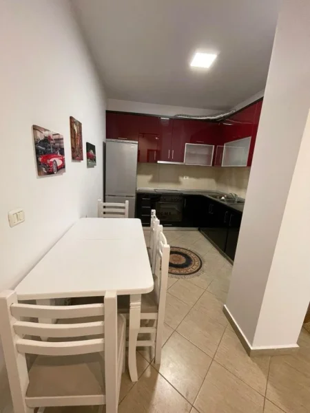 Tirane, jepet me qera apartament 1+1+Ballkon Kati 4, 70 m² 550 € (SELVIA)