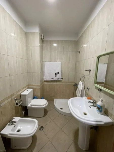 Tirane, jepet me qera apartament 1+1+Ballkon Kati 4, 70 m² 550 € (SELVIA)