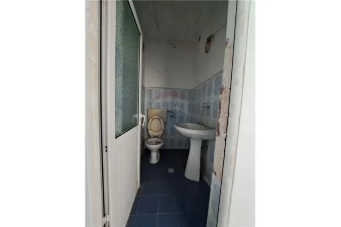 Vlore, shitet dyqan Kati 1, 33 m² 39.000 € (R.Ali Demi)