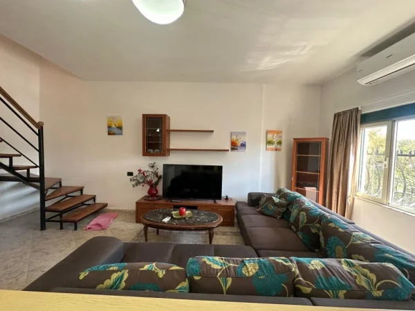 Tirane, jepet me qera apartament duplex 2+1+Aneks+Ballkon Kati 4, 130 m² 600 € (stadiumi dinamo)