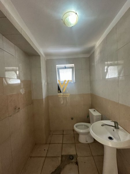 Tirane, jepet me qera dyqan Kati 0, 25 m² 300 € (ISH TREGU ELEKTRIK)
