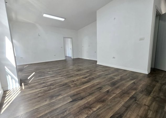 Tirane, jepet me qera apartament 2+1+Aneks+Ballkon Kati 2, 93 m² 900 € (komuna e parisit)