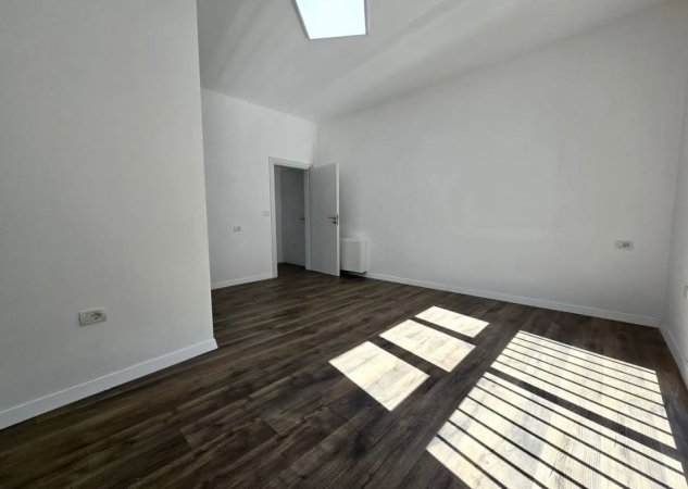 Tirane, jepet me qera apartament 2+1+Aneks+Ballkon Kati 2, 93 m² 900 € (komuna e parisit)