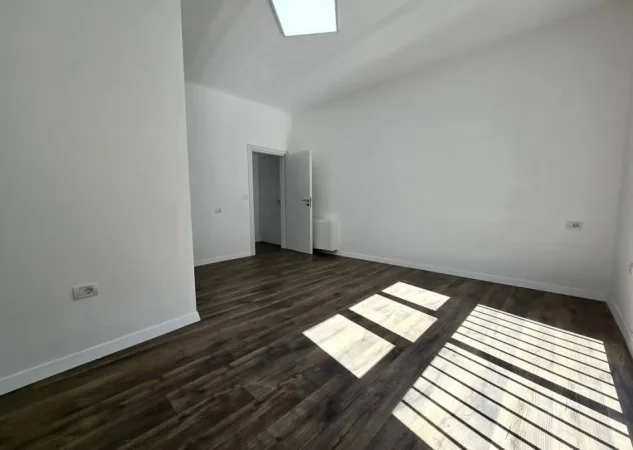 Tirane, jepet me qera apartament 2+1+Aneks+Ballkon Kati 2, 93 m² 900 € (komuna e parisit)