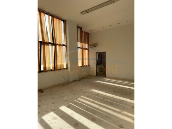 Tirane, jepet me qera Kati 1, 224 m² 500.000 € (Rruga Vllazën Huta, Tiranë.)