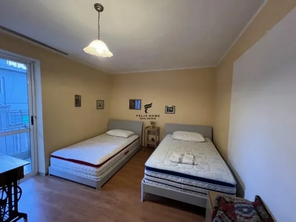 Tirane, jepet me qera apartament 2+1+Ballkon Kati 4, 100 m² 600 € (PAZARI I RI)
