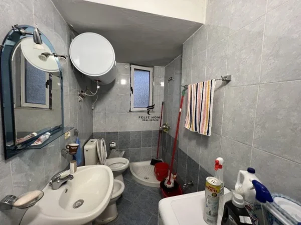 Tirane, jepet me qera apartament 2+1+Ballkon Kati 4, 100 m² 600 € (PAZARI I RI)