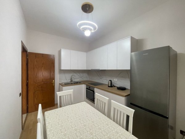 Tirane, jepet me qera 2+1+Ballkon , 90 m² 500 € 