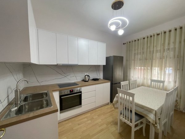 Tirane, jepet me qera 2+1+Ballkon , 90 m² 500 € 