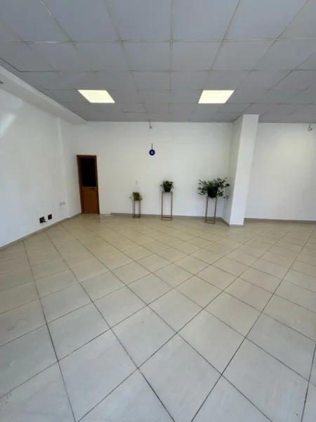 Tirane, jepet me qera ambjent biznesi Kati 0, 85 m² 1.000 € (DON BOSKO)