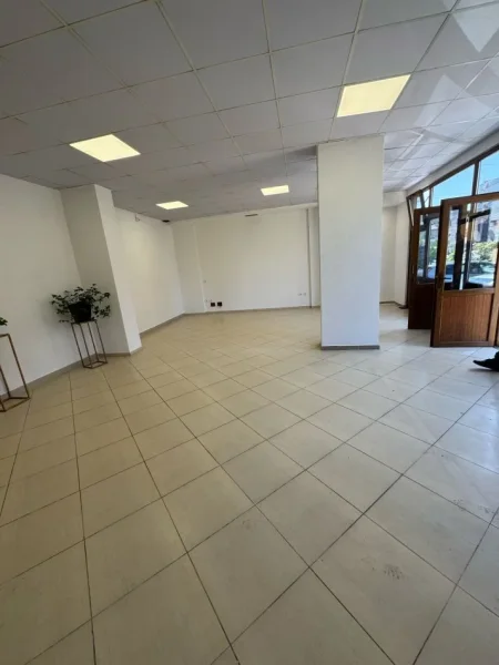 Tirane, jepet me qera ambjent biznesi Kati 0, 85 m² 1.000 € (DON BOSKO)