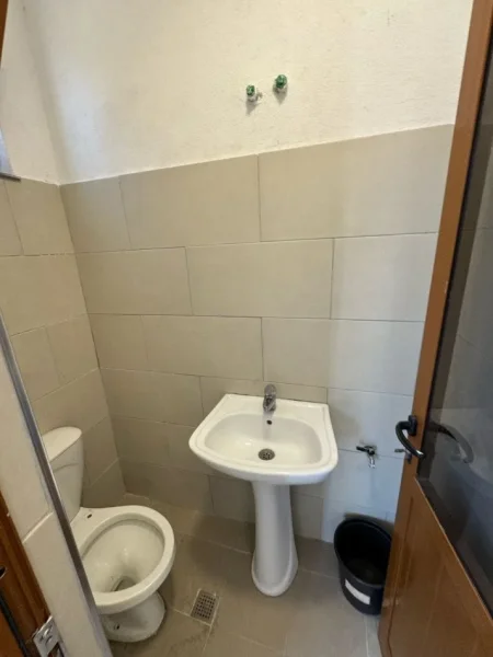 Tirane, jepet me qera ambjent biznesi Kati 0, 85 m² 1.000 € (DON BOSKO)