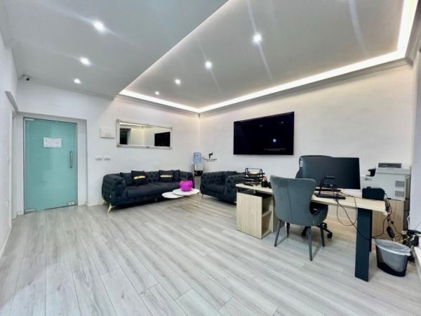 Tirane, jepet me qera zyre Kati 1, 40 m² 950 € (BLLOK)