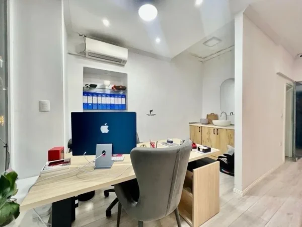 Tirane, jepet me qera zyre Kati 1, 40 m² 950 € (BLLOK)
