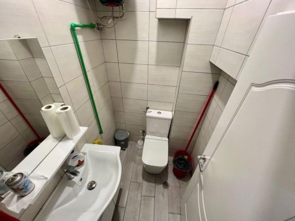 Tirane, jepet me qera zyre Kati 1, 40 m² 950 € (BLLOK)