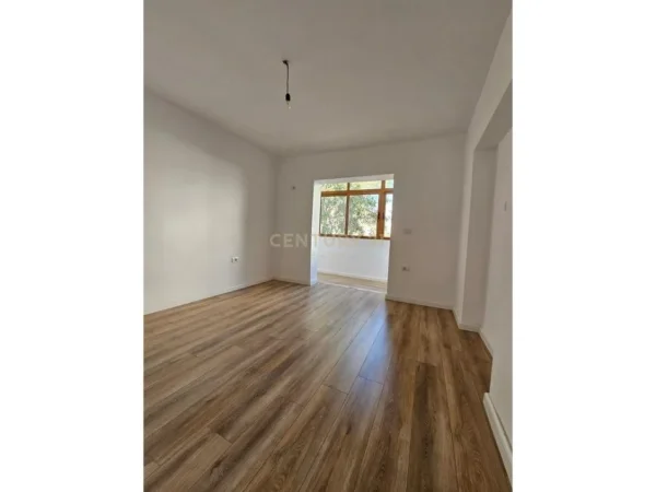 Tirane, shitet apartament 1+1 Kati 5, 44 m² (21 Dhjetori)