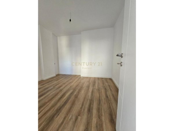 Tirane, shitet apartament 1+1 Kati 5, 44 m² (21 Dhjetori)