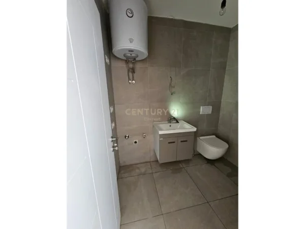 Tirane, shitet apartament 1+1 Kati 5, 44 m² (21 Dhjetori)