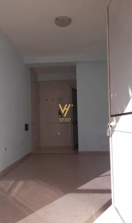 Tirane, jap me qera dyqan Kati 0, 18 m² 200 € (RRUGA FORTUZI)