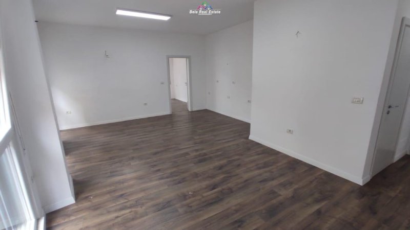 Tirane, jepet me qera zyre Kati 2, 94 m² 800 € (komuna e parisit)