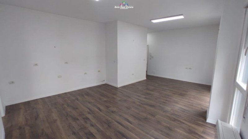 Tirane, jepet me qera zyre Kati 2, 94 m² 800 € (komuna e parisit)