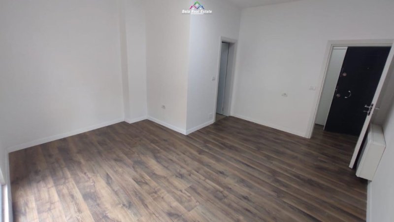 Tirane, jepet me qera zyre Kati 2, 94 m² 800 € (komuna e parisit)