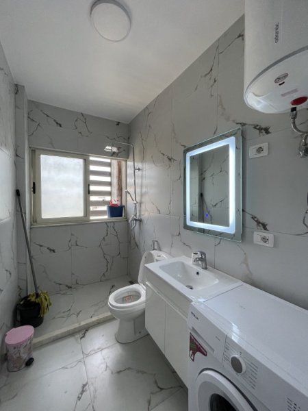 Tirane, jepet me qera apartament 1+1+Ballkon Kati 8, 58 m² 470 € (Ish Fusha Aviacionit)