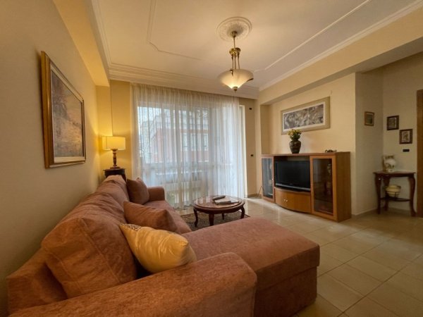 Tirane, jepet me qera apartament 2+1+Ballkon Kati 7, 800 € (Rruga Brigada VIII)