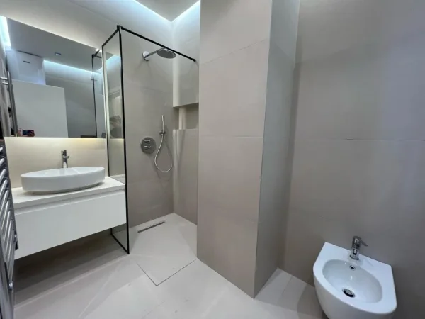 Tirane, shitet apartament 2+1+Ballkon Kati 3, 107 m² 275.000 € (Pazari i Ri)