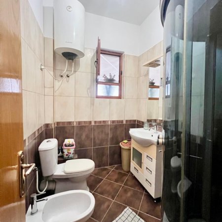 Tirane, jepet me qera shtepi 2+1+Ballkon Kati 2, 120 m² 520 € (Sauk)