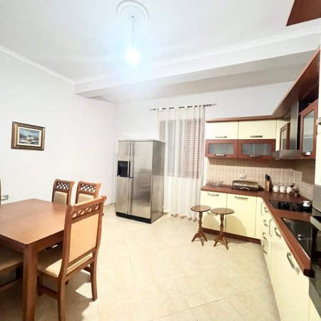 Tirane, jepet me qera shtepi 2+1+Ballkon Kati 2, 120 m² 520 € (Sauk)