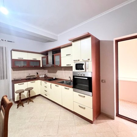 Tirane, jepet me qera shtepi 2+1+Ballkon Kati 2, 120 m² 520 € (Sauk)