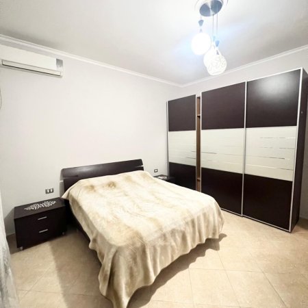 Tirane, jepet me qera shtepi 2+1+Ballkon Kati 2, 120 m² 520 € (Sauk)
