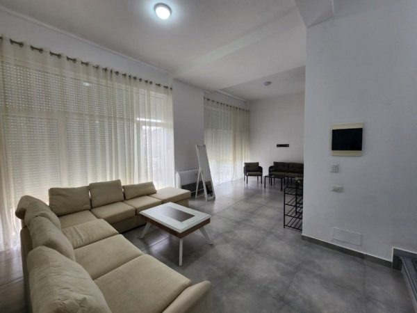 Tirane, jepet me qera Vile 2+1 Kati 1, 300 m² 1.700 € (Kodra e Diellit)