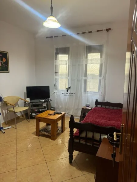 Tirane, jepet me qera apartament 2+1+Ballkon Kati 1, 106 m² 550 € (KOMUNA E PARISIT)