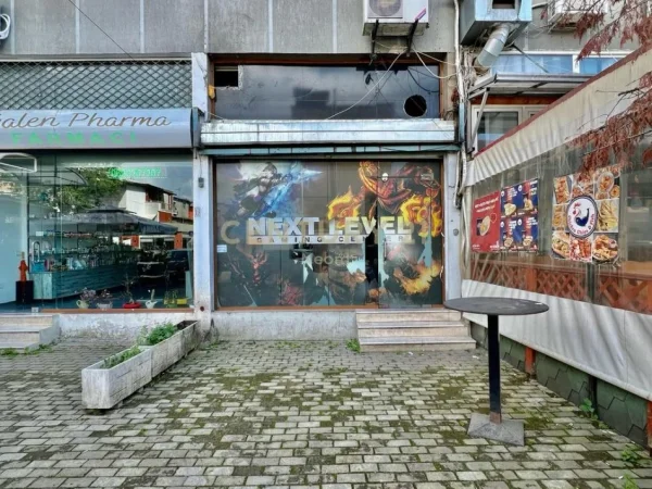 Tirane, jepet me qera dyqan Kati 0, 65 m² 550 € (Globe)