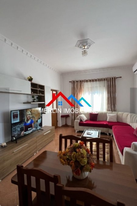 Tirane, jepet me qera apartament 2+1+Ballkon Kati 2, 90 m² 450 € (RRUGA YMER BEQIRI)