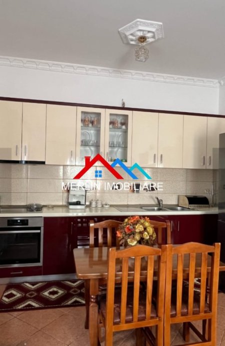 Tirane, jepet me qera apartament 2+1+Ballkon Kati 2, 90 m² 450 € (RRUGA YMER BEQIRI)